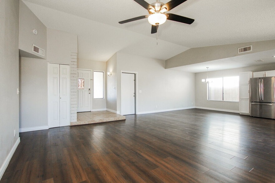 Building Photo - 10308 W Calle Del Oro
