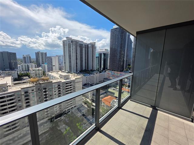 Building Photo - 1000 Brickell Plz