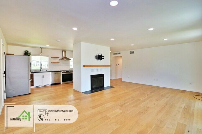 Building Photo - 1225 Manzanita Hills Ave