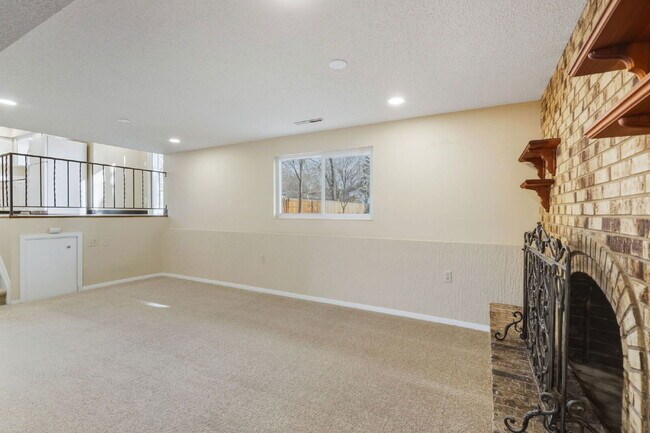 Building Photo - 1549 Sanderson Ave