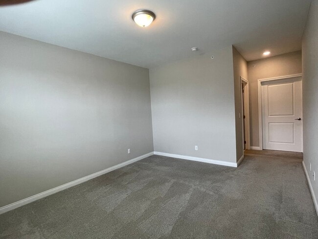 Building Photo - Shelby Township-Newer 2-bedroom, 2-bath condo with Balcony & Garage