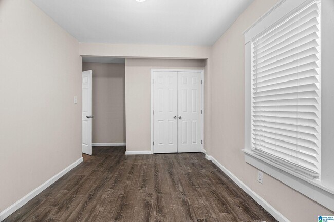 Building Photo - 528 10th Ct W