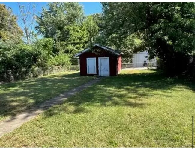 Large fenced in backyard - 8820 N Broadway