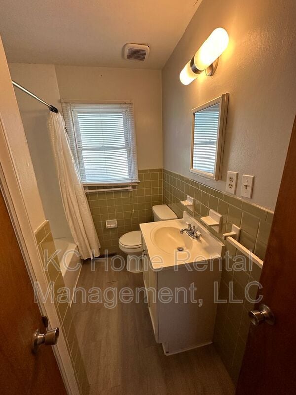 Building Photo - 5911 Farley Ave