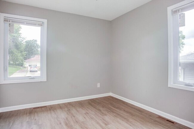 Building Photo - Beautiful Kansas City Home with LVP Floori...