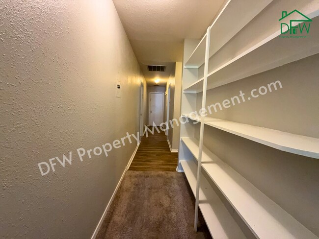 Building Photo - Charming 3-Bedroom Home with Sunroom & Spacious Backyard in Irving!