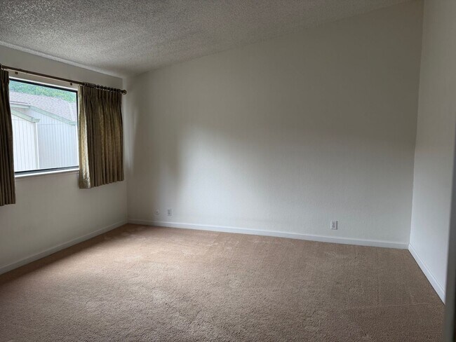 Building Photo - 1670 Sqft. 3 Bedroom, 2 Bath Gated Townhome for Rent in Citrus Heights.