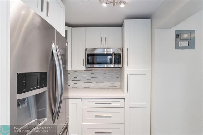 Building Photo - 510 SW 11th Ct