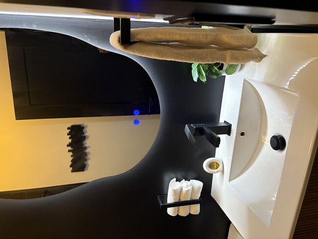 Building Photo - 1 E Scott St