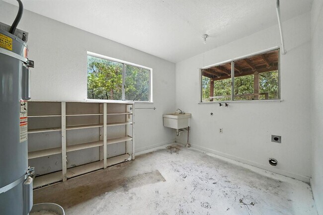 Building Photo - Large 2 Bedroom Home