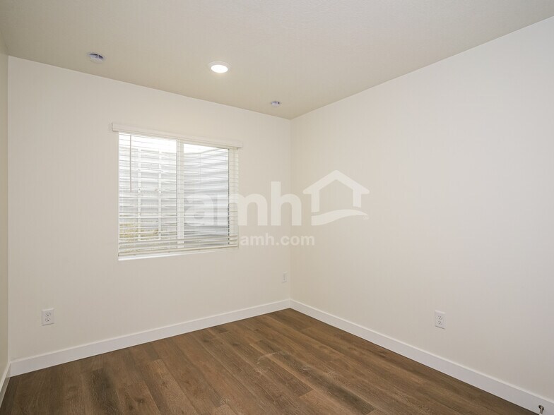 Building Photo - 1296 Carnaby St