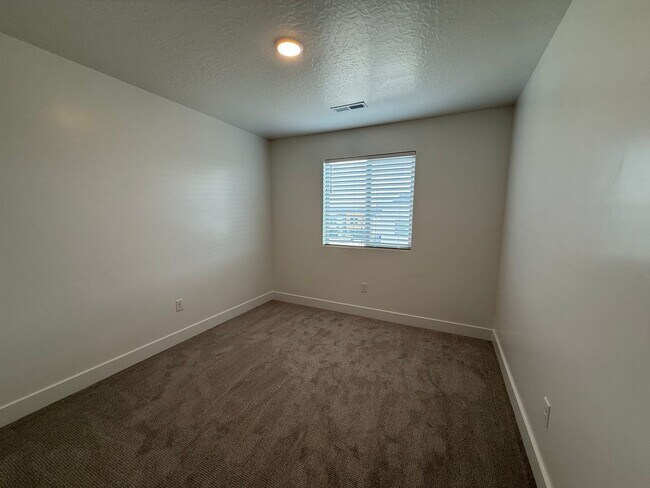 Building Photo - Brand New Townhome