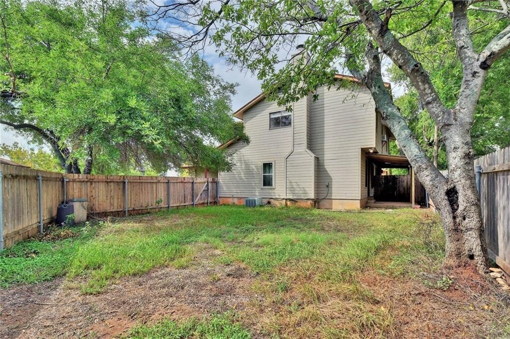 Large fenced in yard - 412 Parkhill Cv