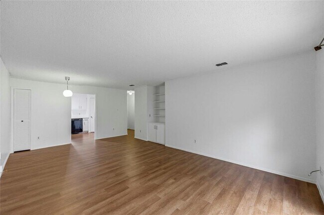 Building Photo - 1706 Elmhurst Dr