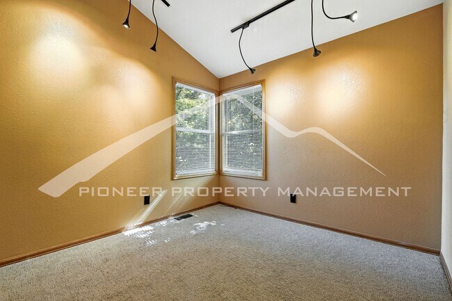 Building Photo - Stunning Home with Central AC and 2-Car Ga...