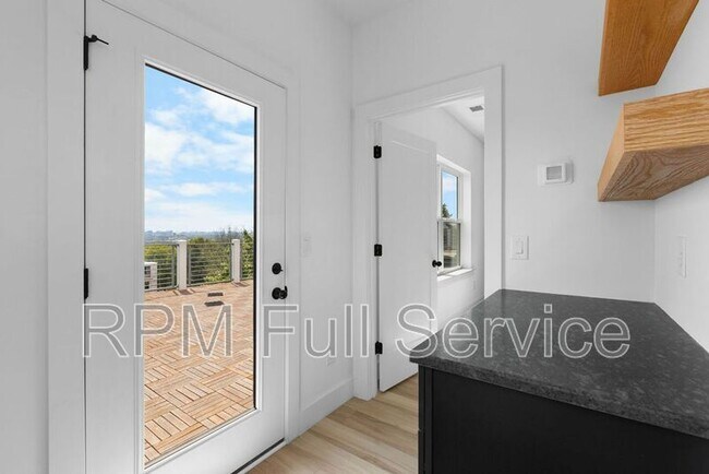 Building Photo - 1241 N Avondale Cir