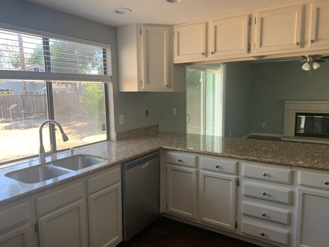 Building Photo - Desirable Brentwood Neighborhood!