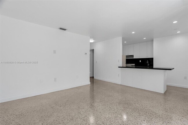 Building Photo - 559 SW 10th St