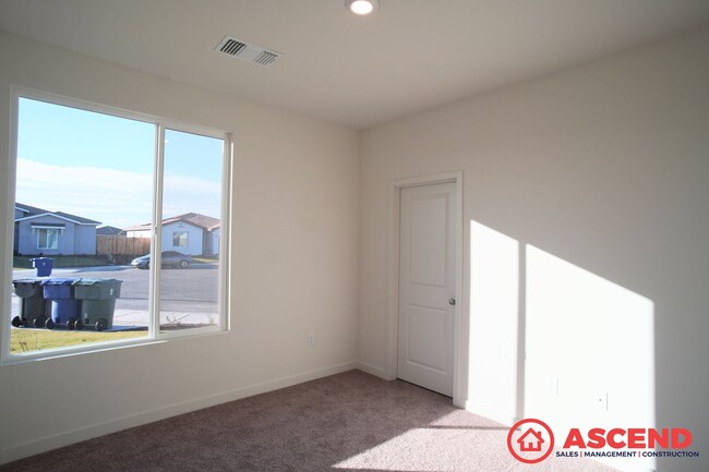 Building Photo - Newly Built Home South Bakersfield!