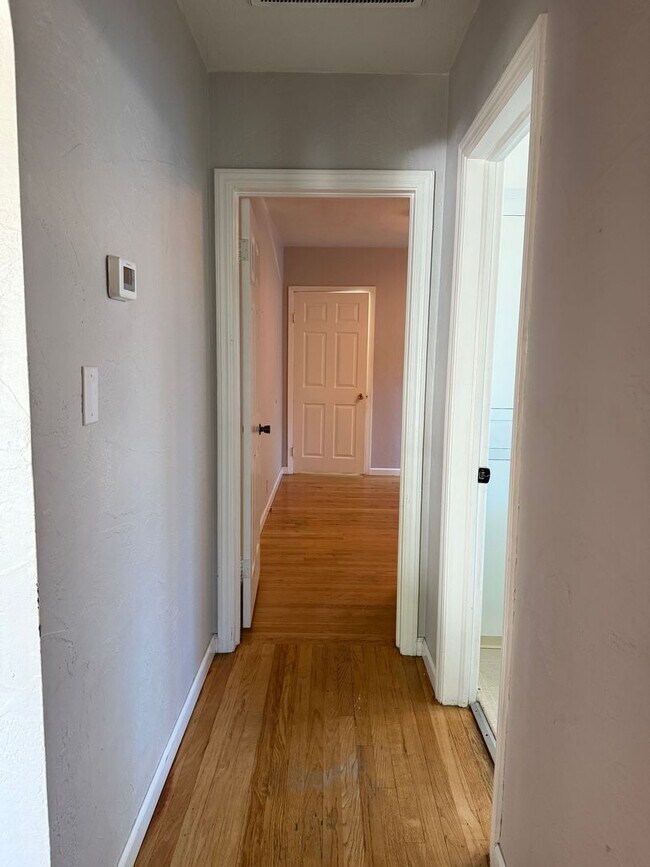 Building Photo - 3-bedroom, 2-bathroom home located in the desirable Garden Tract Subdivision