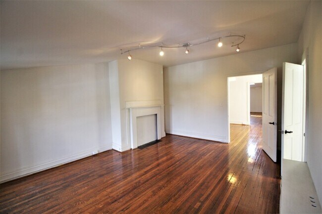 Building Photo - 22 E Mt Vernon Pl
