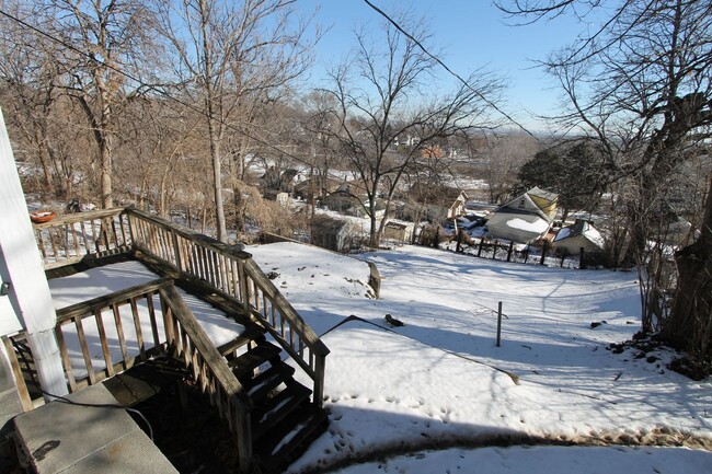 Building Photo - Spacious 3 bedroom 1.5 bathroom home with ...