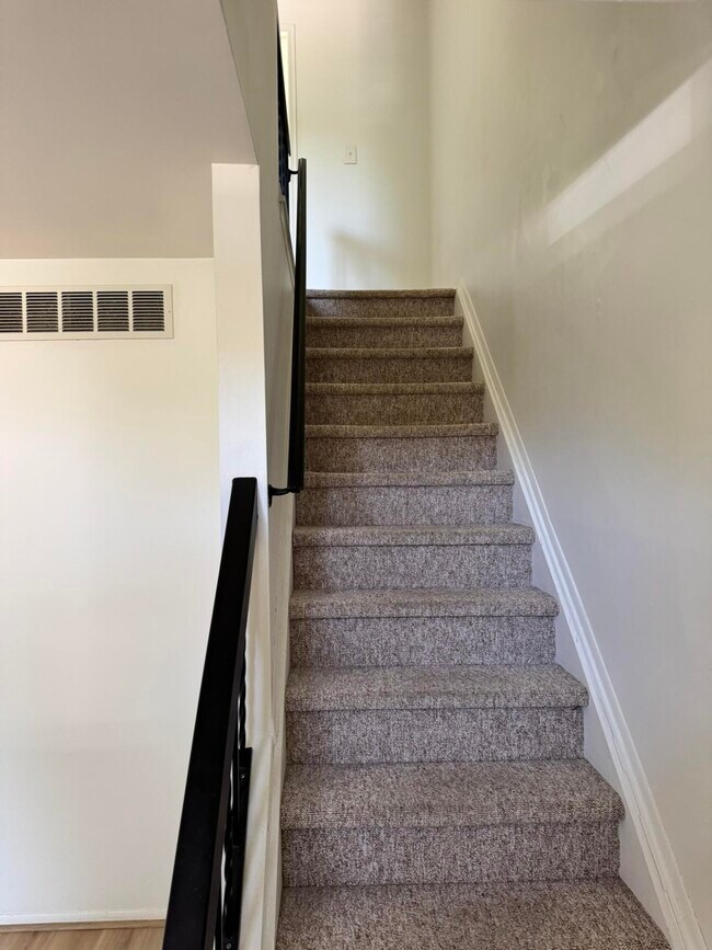 Building Photo - 3200 Bolgos Cir