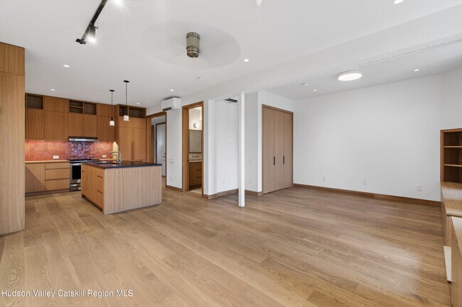 Building Photo - 316 Wall St