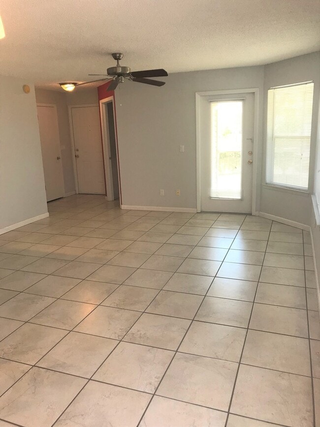 Building Photo - 2 Bedroom / 2 Bathroom Upstairs Condo with Large Screened Covered Porch