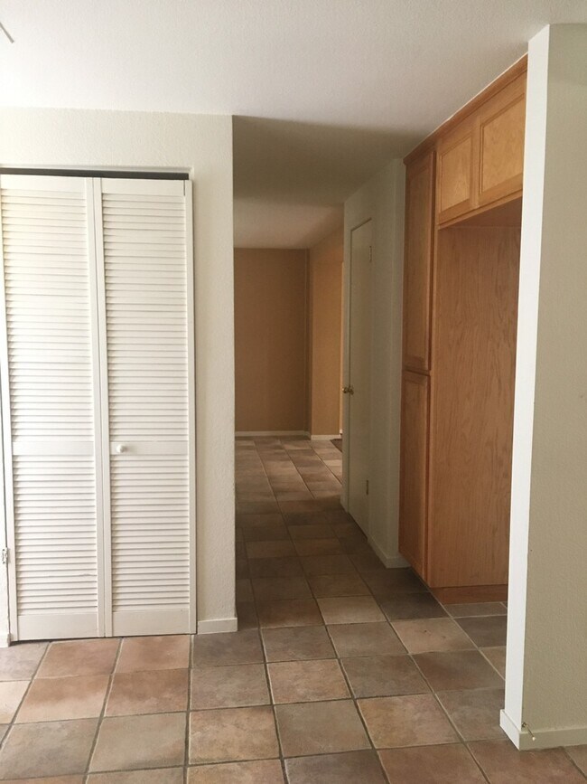 Building Photo - Split Level 4 Bedroom  2.5 Bath Town Home