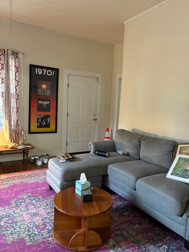 Building Photo - 3 Bedroom home near downtown and campus.