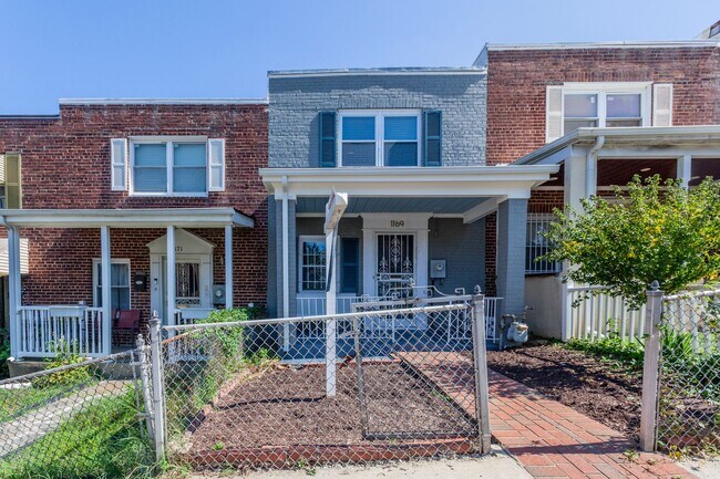 Building Photo - Trinidad Rowhome | 2 Bed | 1 Bath | 800 Sf | Large Fenced-In Front Porch & Fenced-in Backyard | 2...