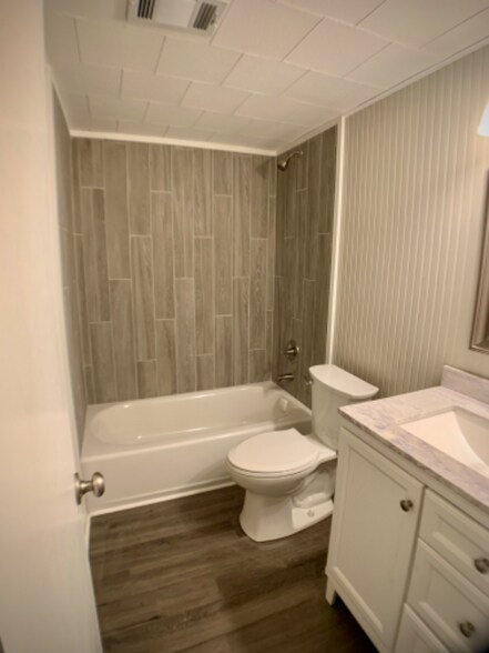 Building Photo - 353 Camelot Dr