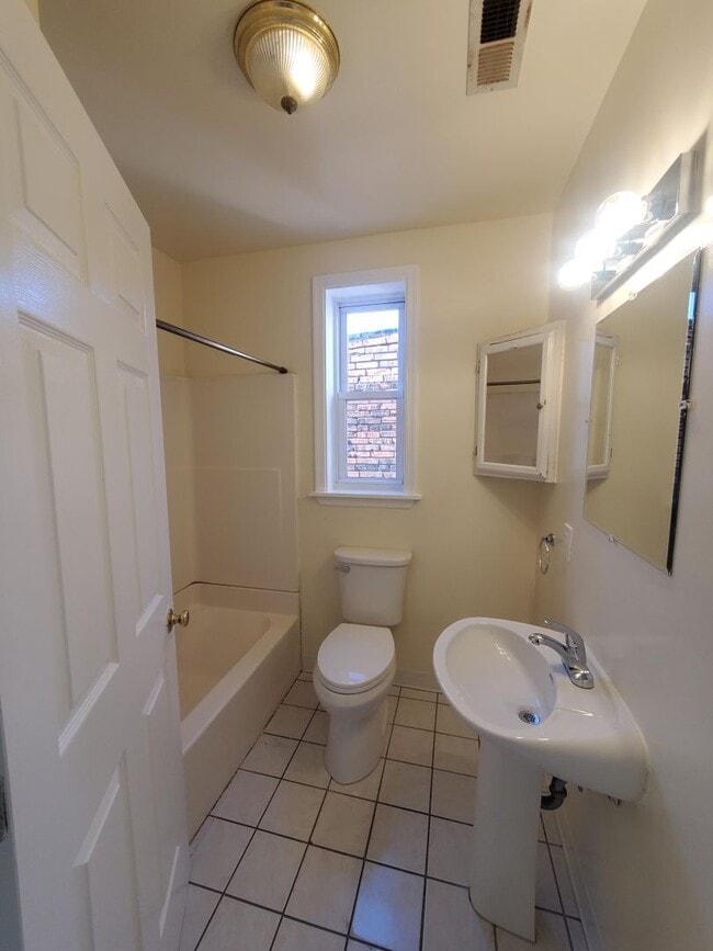 Building Photo - Large 3BR/1BA townhome in the Oliver neighborhood of East Baltimore. WATER INCLUDED