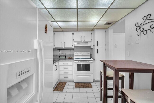 Building Photo - 1400 St Charles Pl