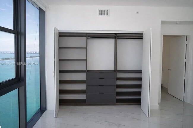 Building Photo - 700 NE 24th St