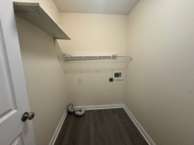Building Photo - Spacious three bedroom, two bathroom home