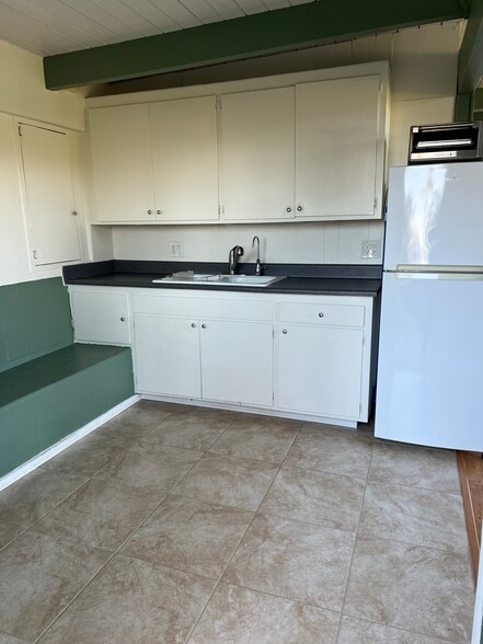 Kitchen - 2650 Glendower Ave