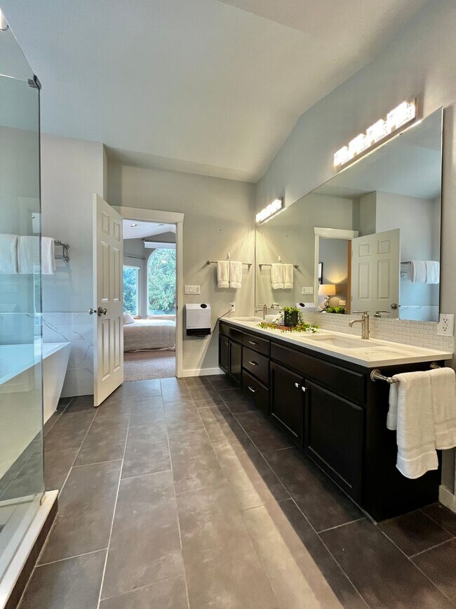 Building Photo - Seabeck Heights Home with Pickle Ball Court!