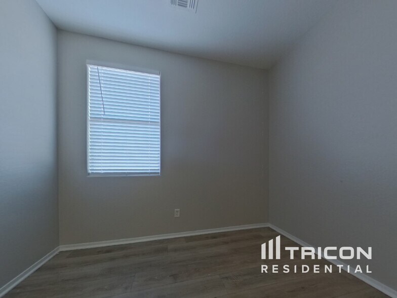 Building Photo - 7919 S 73rd Dr