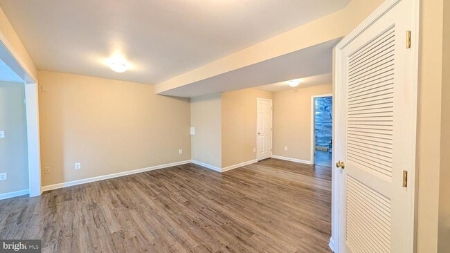 Building Photo - 211 Shirley Square SE
