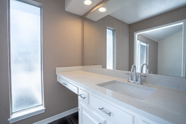 Building Photo - 928 Memorial Village Dr