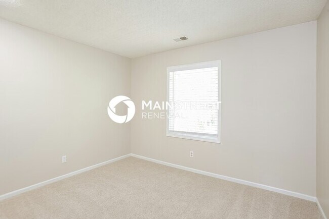Building Photo - 4 Bedroom Pet-Friendly Home in Kansas City, MO with Main Street Renewal
