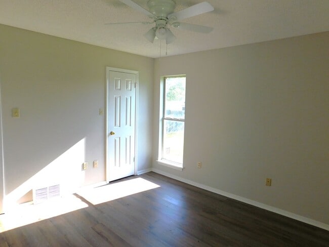 Building Photo - 5840 Waverly Dr