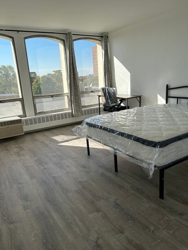 Building Photo - 1450 E 55th St