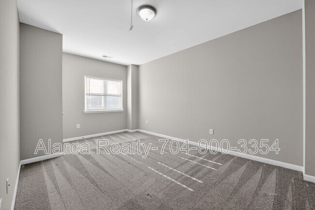 Building Photo - 425 Centerfield Dr