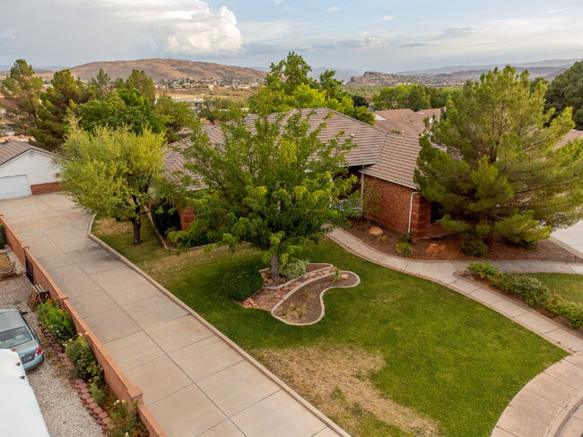 Building Photo - "Spacious 4-Bedroom, 4.5 Bathroom 4792 sq. ft. Retreat with Scenic Views and Cozy Fireplace in St...