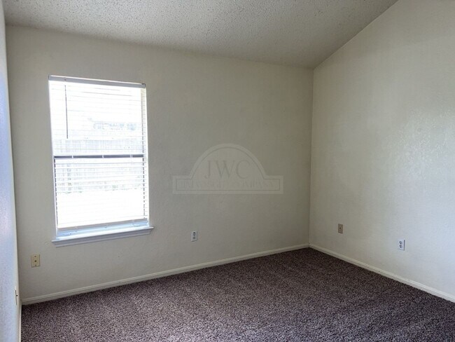 Building Photo - 2224 Spicewood Dr
