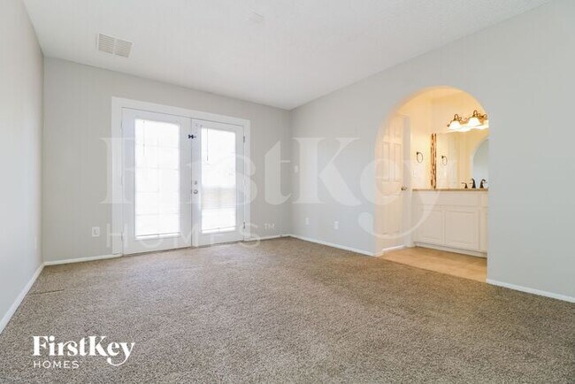 Building Photo - 6015 W Poinsettia Dr