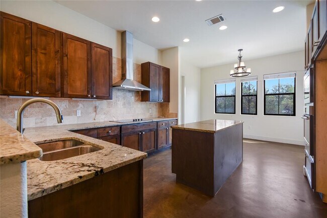 Building Photo - 18400 Lakepoint Cove